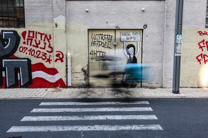 Una pintada pidiendo al gobierno que traiga de vuelta a los secuestrados en Gaza, en una calle del centro de Tel Aviv.