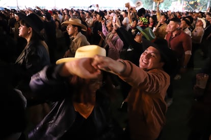 Decenas de personas bailan al ritmo de la música duranguense del grupo K-Paz, este domingo en Ciudad de México.