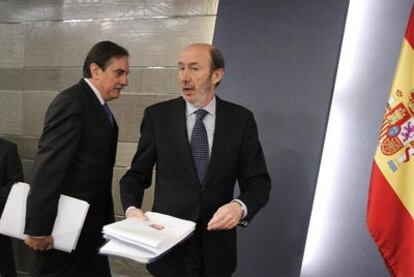 Valeriano Gómez, ministro de Trabajo, con Alfredo Pérez Rubalcaba, al comenzar la comparecencia de ayer.