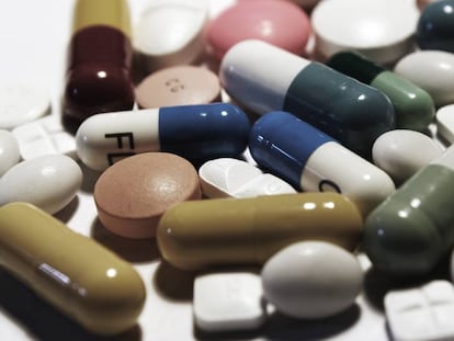 Uma seleção de cápsulas e comprimidos de antidepressivos