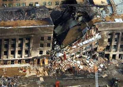 Los equipos de rescate trabajan en el edificio del Pentágono, en Washington, tras el atentado del pasado martes.