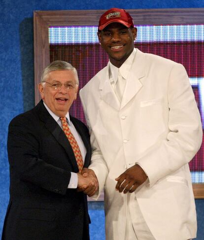 David Stern, comisionado de la NBA, felicita a Lebron por ser elegido número uno de la NBA en el draft de 2003.