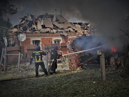 Los bomberos sofocan las llamas de una casa bombardeada en Orijiv (Zaporiyia), el 21 de junio.