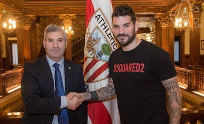 El presidente del Athletic, Urrutia, y Herrerín formalizan el acuerdo.