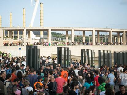 Cues per entrar al concert d'U2 a l'Estadi Olímpic.