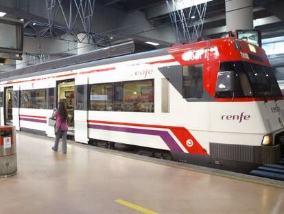 Tren de Cercan&iacute;as en la estaci&oacute;n madrile&ntilde;a de Atocha. / Pablo Monge