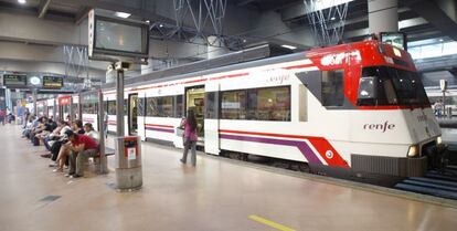 Tren de Cercan&iacute;as en la estaci&oacute;n madrile&ntilde;a de Atocha. / Pablo Monge