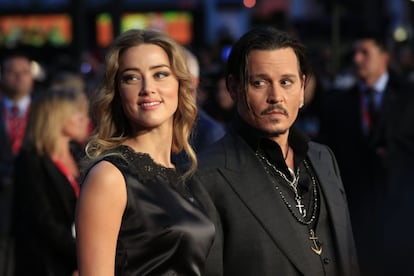 Amber Heard, de 30 años, presentó una demanda de divorcio a finales de mayo por "diferencias irreconciliables" con Johnny Depp, de 53 años, después de 15 meses de matrimonio. Y si alguien pensó en ese momento que iba a ser una separación fácil y tranquila, solo tuvo que esperar una semana para darse cuenta de que no. Ella le acusó a él de maltrato físico y emocional —con vídeo de por medio en el que el actor de mostraba violento con su entonces esposa—, él dijo que la actriz le había sido infiel. Y entre idas y venidas, ambos llegaron a un acuerdo tres meses más tarde. Al final, la actriz retiró la petición de una orden de alejamiento y el intérprete le pagó 7 millones de dólares que ella procedió a donar a dos ONG.