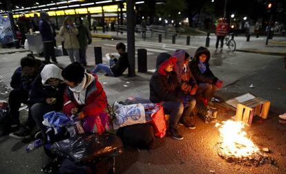 Manifestantes acampan el miércoles por la noche en la avenida 9 de julio de Buenos Aires.