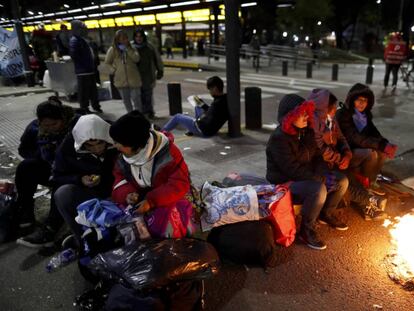 Manifestantes acampan el miércoles por la noche en la avenida 9 de julio de Buenos Aires.