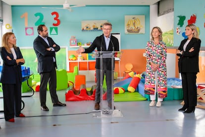 El presidente del PP, Alberto Núñez Feijóo (centro), acompañado del presidente del PP de Castilla-La Mancha, Francisco Núñez (a su derecha), entre otros, visita una escuela infantil este martes en Guadalajara.