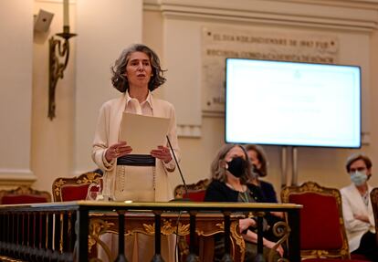La escultora Blanca Muñoz, durante su discurso de ingreso en la Real Academia de Bellas Artes el 25 de abril de 2021.