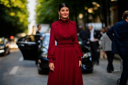 Giovanna Battaglia eligió un espectacular vestido burdeos de Giambattista Valli para asistir al desfile del diseñador.