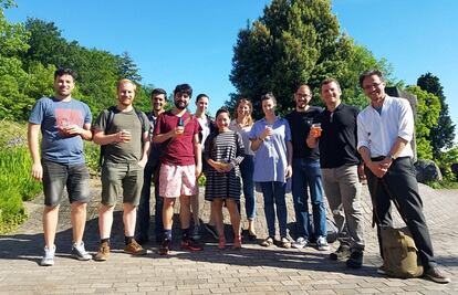 Marcelo Sánchez-Villagra, a la derecha, con parte de su equipo de investigación en vertebrados de la Universidad de Zúrich.