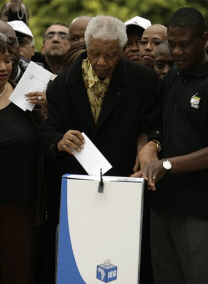 Nelson Mandela, ex presidente surafricano, deposita su voto en un colegio electoral en Johanesburgo.