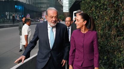 Carlos Slim camina junto a Claudia Sheinbaum en el marco de la entrega de los 'Premios Carlos Slim en Salud 2024', en Ciudad de México, el 11 de junio.