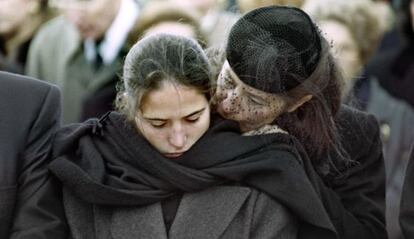 Anne Pingeot y su hija Mazarine, en enero de 1996, durante el entierro del expresidente François Mitterrand.