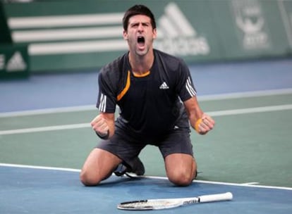 Novak Djokovic celebra su victoria contra Gael Monfils.