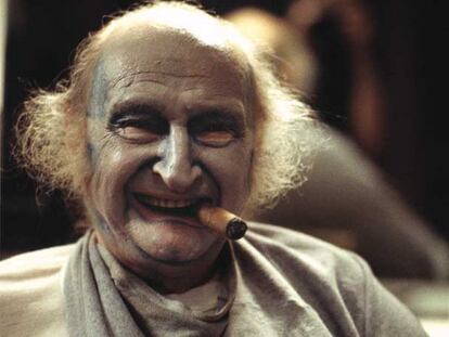 Al Lewis, en un fotograma de la película<i> Goodbye, America.</i>