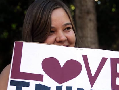Una mujer sostiene un cartel durante una protesta de estudiantes y activistas contra la elecci&oacute;n del candidato Republicano Donald Trump como presidente de EE.UU.