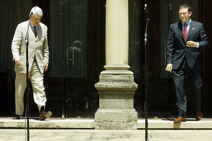 Pasqual Maragall y Juan José Ibarretxe salen del palacio de Ajuria Enea para hablar con la prensa tras una reunión entre ambos el 18 de junio de 2004.