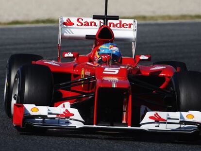 Fernando Alonso conduce el Ferrari F2012 en las sesión de entrenamientos en el Circuito de Cataluña