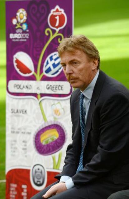 El exfutbolista polaco Zbigniew Boniek ante una réplica gigante de una entrada de la Eurocopa.