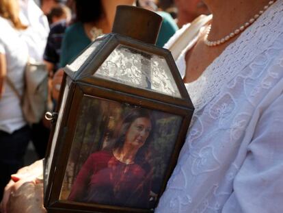 Una mujer lleva una lanterna con la fotograf&iacute;a de Daphne Caruana Galizia en una manifestaci&oacute;n, el pasado 17 de octubre (Malta)