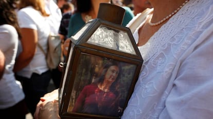 Una mujer lleva una lanterna con la fotograf&iacute;a de Daphne Caruana Galizia en una manifestaci&oacute;n, el pasado 17 de octubre (Malta)