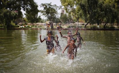 Juegos infantiles en una calurosa tarde de verano en Nueva Delhi, India.