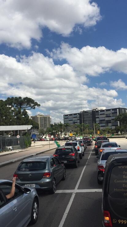 A carreata saiu pela manhã do bairro Água Verde, em Curitiba, e o buzinaço seguiu até o meio da tarde.