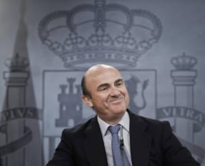 El titular de Economía, Luis de Guindos, durante la rueda de prensa que ha ofrecido hoy junto a la vicepresidente del Gobierno, Soraya Sáenz de Santamaría, tras la reunión del Consejo de Ministros.