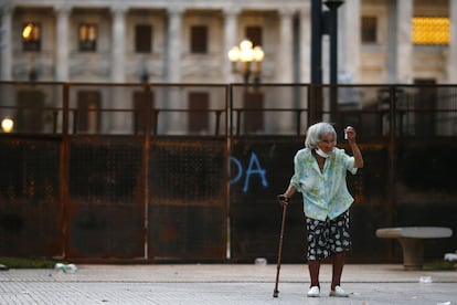 Una mujer frente al edificio del Congreso Nacional en Buenos Aires en una protesta por la inflación que se aceleró en febrero de 2022.