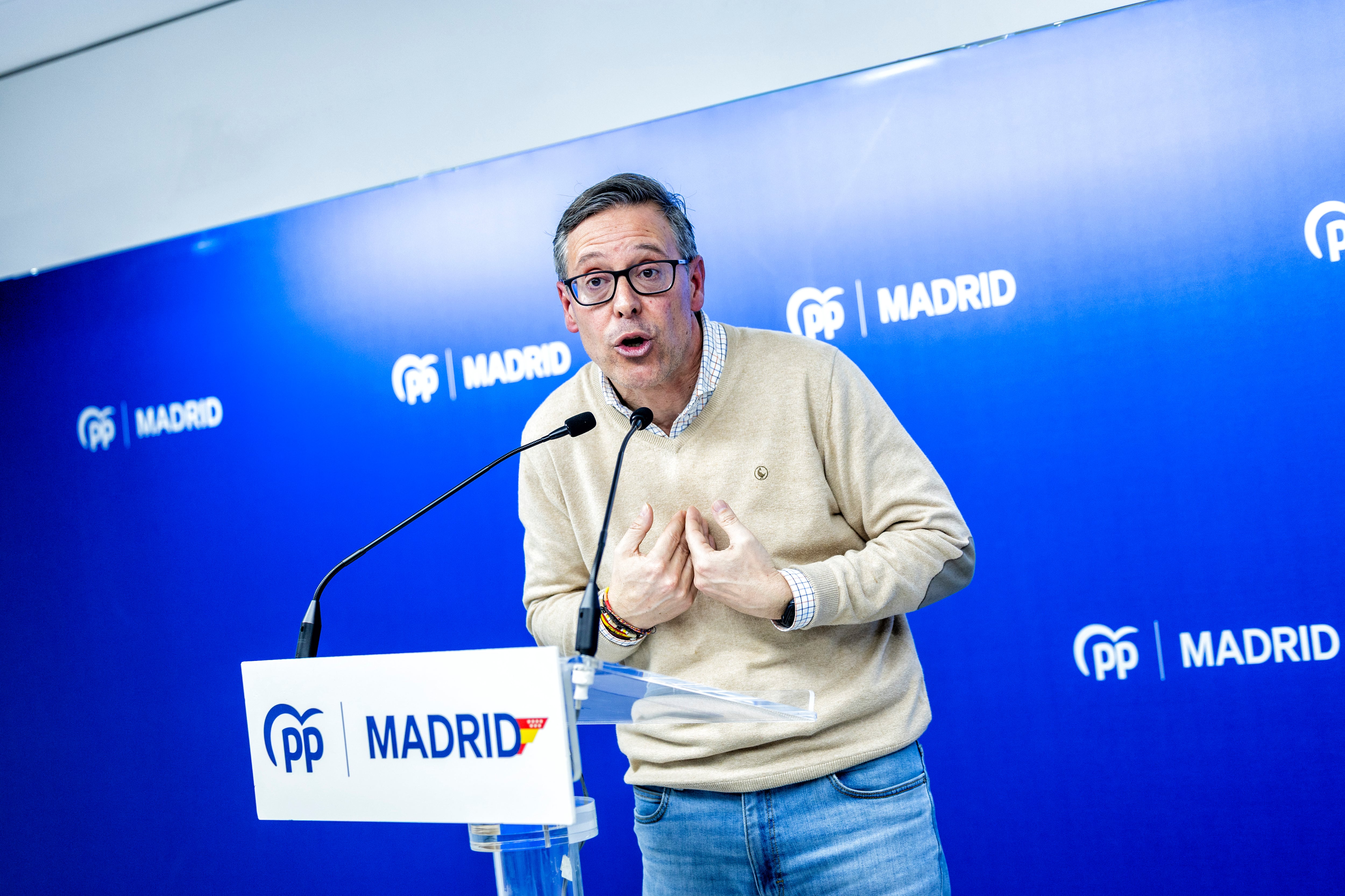 El secretario general del PP de Madrid, Alfonso Serrano, durante una rueda de prensa, en la sede del PP, este viernes.