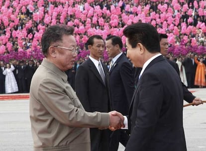 El presidente surcoreano, Roh Moo-hyun (derecha) saluda al líder norcoreano, Kim Jong-il, ayer en Pyongyang.