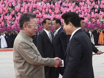 El presidente surcoreano, Roh Moo-hyun (derecha) saluda al líder norcoreano, Kim Jong-il, ayer en Pyongyang.