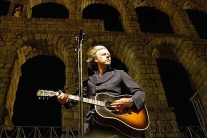 Bob Geldof, durante su concierto de anoche en el Hay Festival de Segovia, que tuvo que ser suspendido a la media hora por la lluvia.
