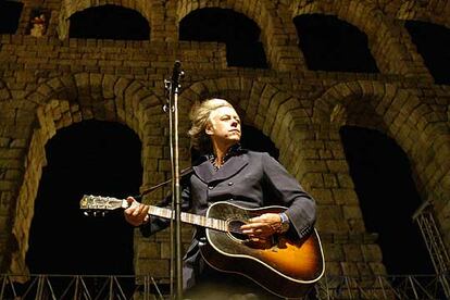 Bob Geldof, durante su concierto de anoche en el Hay Festival de Segovia, que tuvo que ser suspendido a la media hora por la  lluvia.