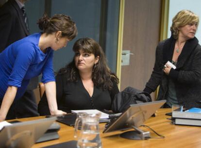 La diputada Ane Azurmendi, a la izquierda, charla con Sonia Franco. A la derecha, la presidenta de la Asociación de Maltratadas, Esther Antero
