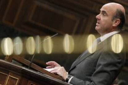 El ministro de Economía y Competitividad, Luis de Guindos, durante una intervención en un pleno del Congreso. EFE/Archivo