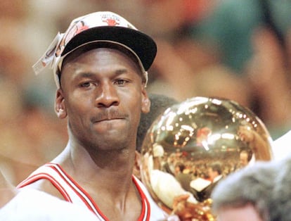 Jordan, en 1996 con el trofeo de campeón de la NBA tras derrotar a los Seattle Super Sonics. Era el cuarto de los seis anillos que conquistó (1991, 1992, 1993, 1996, 1997 y 1998).