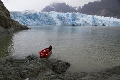 San Rafael, en Chile, es una laguna de origen glaciar y que abarca 123 km2 de superficie. Para poder acceder a esta maravilla de la naturaleza y ver cómo se desprenden trozos de hielo del glaciar hay que coger un barco en Puerto Chacabuco o en Puerto Montt.