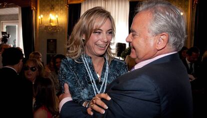 Sonia Castedo recibe la felicitación de Luis Díaz Alperi, tras la toma de posesión como alcaldesa en el año 2011.