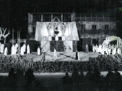 Representación en la Praza da Quintana de Santiago de <i>El pleito matrimonial del cuerpo y el alma</i>, de Calderón de la Barca, en 1962.