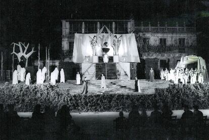 Representación en la Praza da Quintana de Santiago de <i>El pleito matrimonial del cuerpo y el alma</i>, de Calderón de la Barca, en 1962.