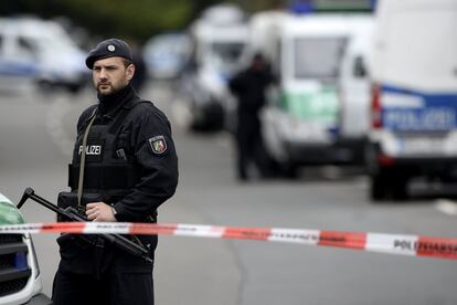 Un policía hace guardia en los alrededores del Hotel L'arrivee en Dortmund (Alemania), un día después de que tres explosivos estallaran junto al autobús del Borussia Dortmund.