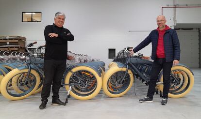 De izquierda a derecha, Paulo Monteiro y Sérgio Rodrigues, fundadores de Bikap, en el taller de la empresa en Anadia (Portugal).