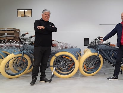 De izquierda a derecha, Paulo Monteiro y Sérgio Rodrigues, fundadores de Bikap, en el taller de la empresa en Anadia (Portugal).