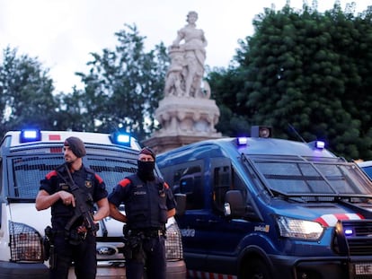 Mossos D'Esquadra vigilan el Parlament, en Barcelona, en el que Puigdemont comparecerá este martes a las 18.00 horas.