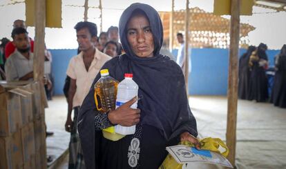 Una rohinyá recoge en un centro de distribución de comida del Programa Mundial de los Alimentos la ración mensual de su familia.